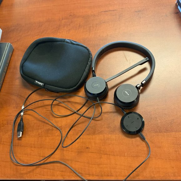 Jabra Evolve 30 II Wired Headset w/storage bag - Picture 2 of 5